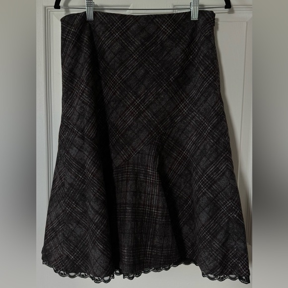 Checkered print skirt. Dark red/ grey and black. Size 4 - Picture 1 of 3